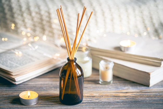 Бесплатное фото Зимняя спа-композиция с ароматическими палочками, свечами и огнями боке