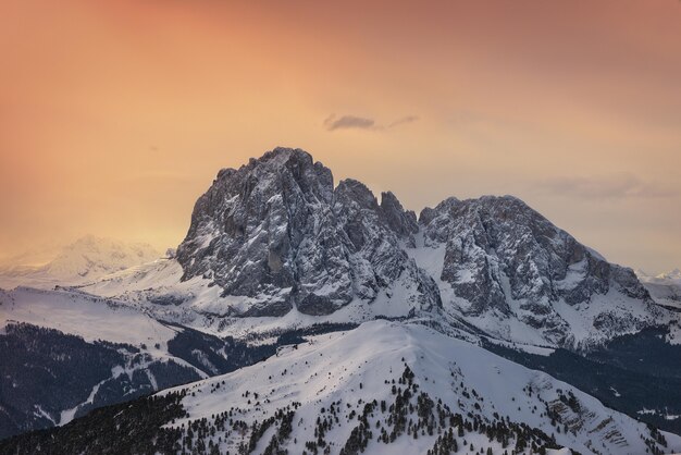 山の冬の夕日
