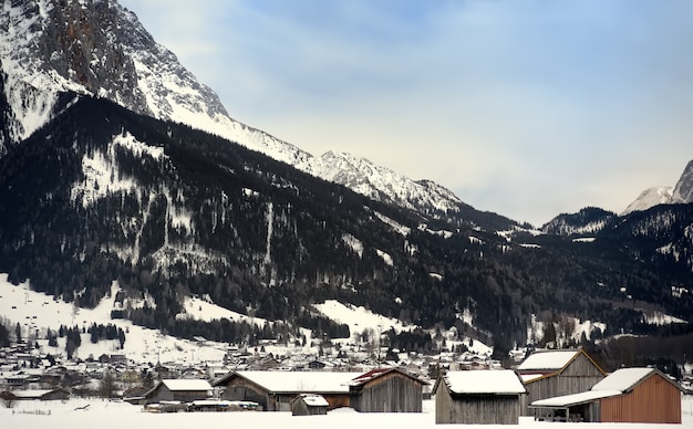 알프스 산맥의 작은 마을의 겨울보기 프리미엄 사진