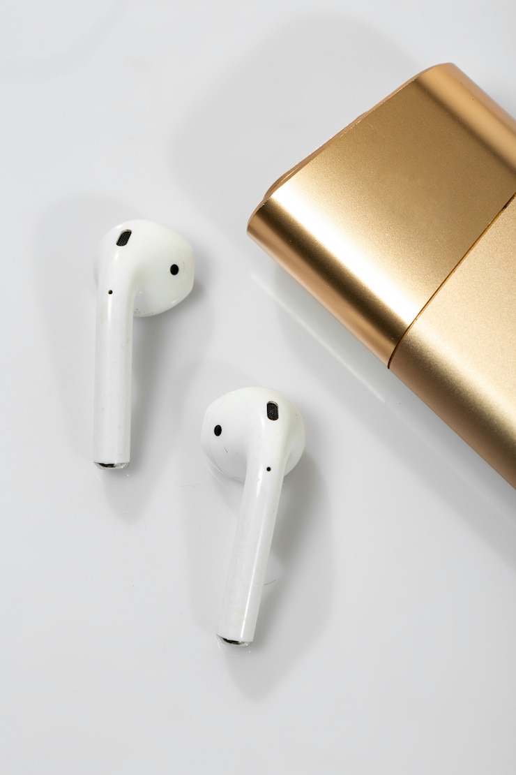 Free Photo wireless earphones and golden glo
