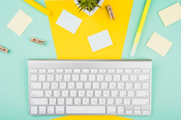 Free photo wireless keyboard on a cute desk