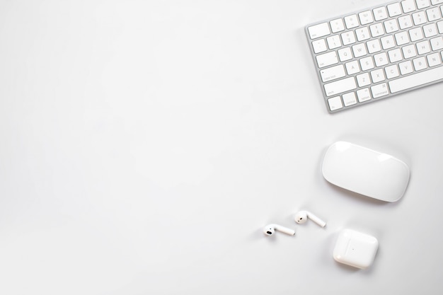 Wireless keyboard and mouse and earphones on the table