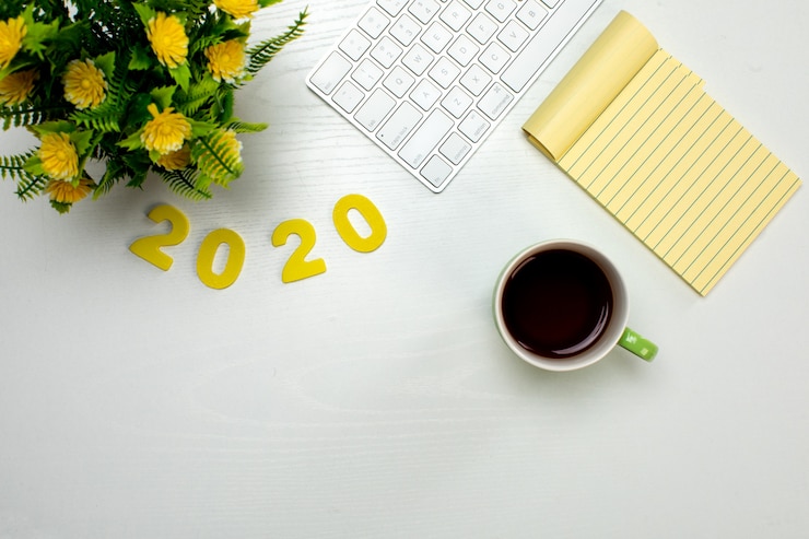 Free Photo wireless keyboard notepad and cup of coffee
