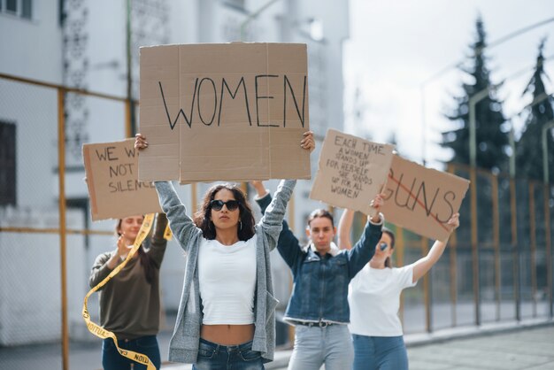 手を挙げて。フェミニスト女性のグループが屋外での権利に抗議しています