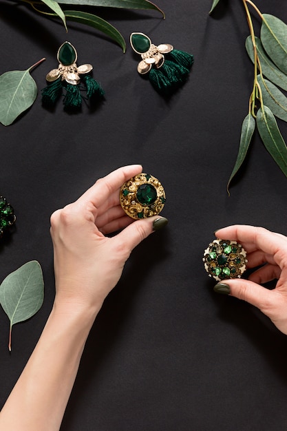 Foto gratuita accessori donna su nero, vista dall'alto