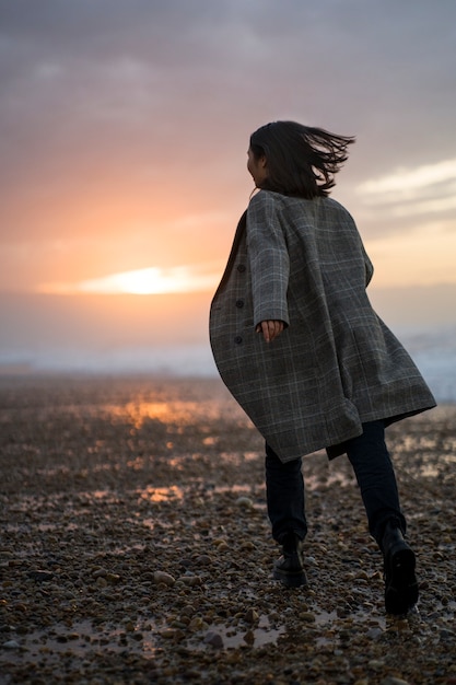 Foto gratuita donna sola sulla spiaggia