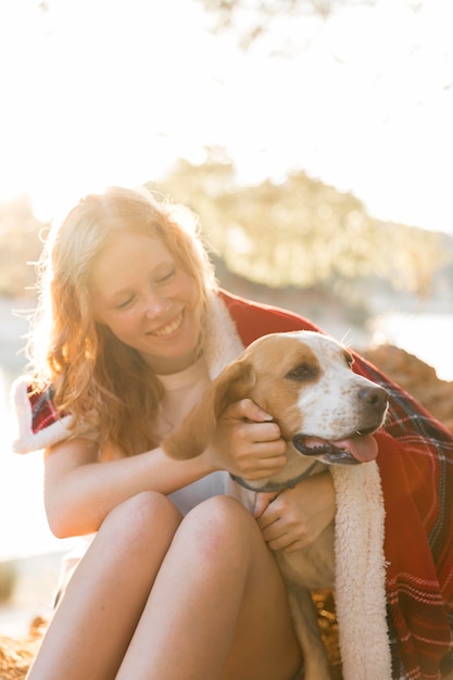 Бесплатное фото Женщина и собака, завернутые в одеяло