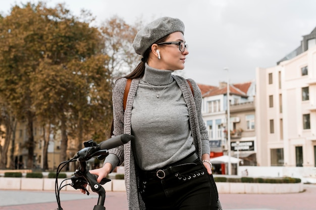 女性と彼女の自転車