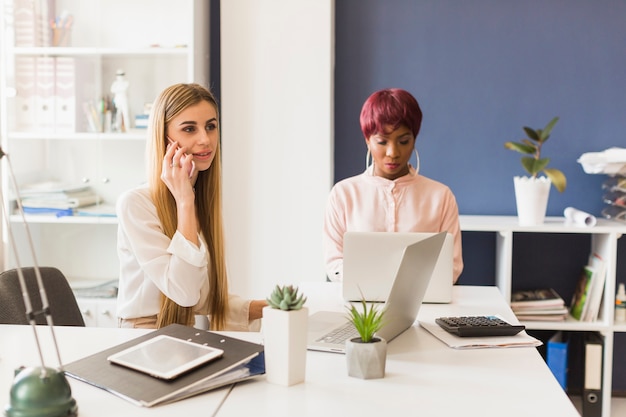 Free photo woman answering phone in office