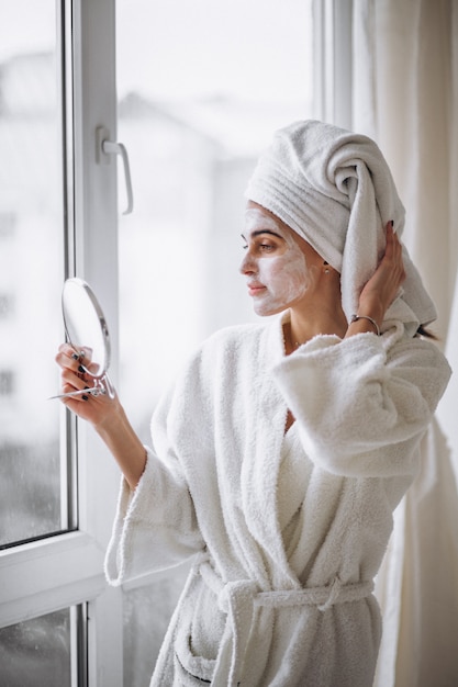 Donna applicando la maschera di bellezza