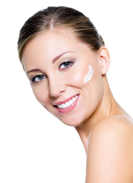 Foto gratuita donna che applica crema cosmetica