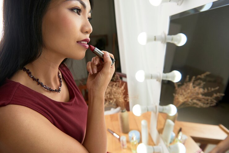 無料Photo 口紅を適用する女性