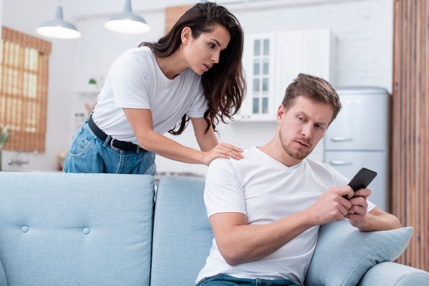 Free photo woman arguing with her internet addicted boyfriend