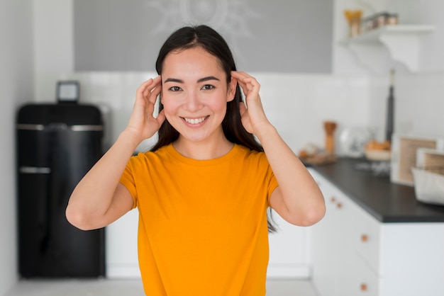 彼女の髪をアレンジする女性