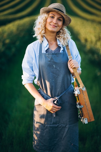 Foto gratuita pittura dell'artista della donna con le pitture ad olio in un campo