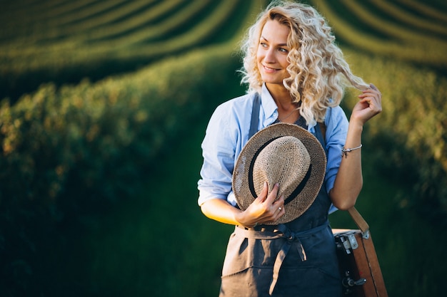 Foto gratuita pittura dell'artista della donna con le pitture ad olio in un campo