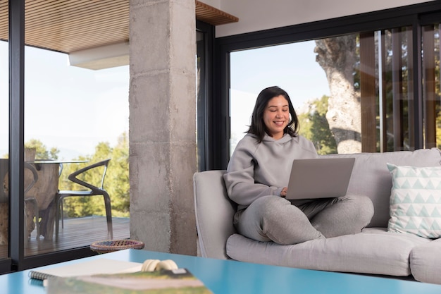 Бесплатное фото Женщина дома, используя ноутбук