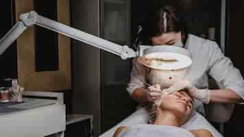 Бесплатное фото Женщина в оздоровительном центре во время лечения кожи