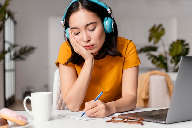 Foto gratuita donna che frequenta il corso in linea