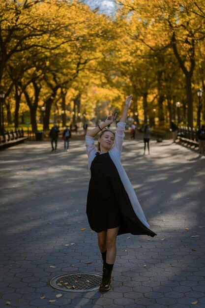 ニューヨークの秋の公園の女性