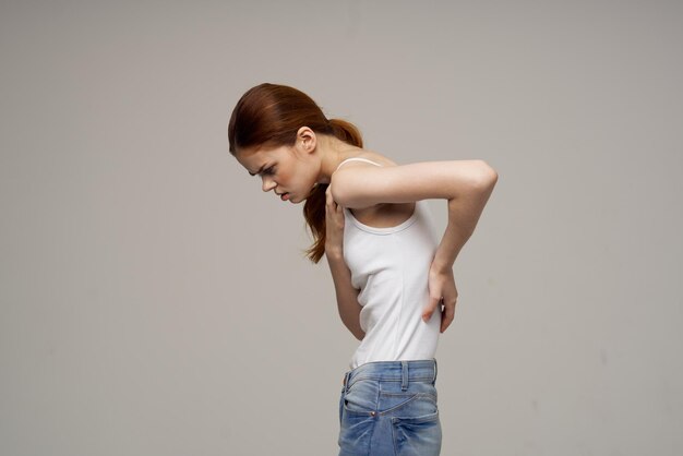 女性の背中の痛みの健康問題骨粗鬆症孤立した背景 Premium写真