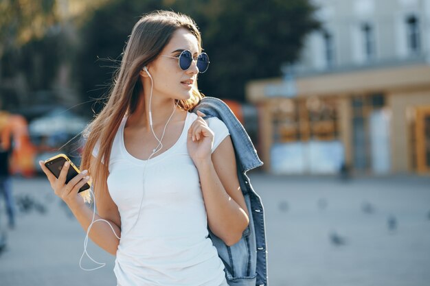 女性の背景都市かなりの人々