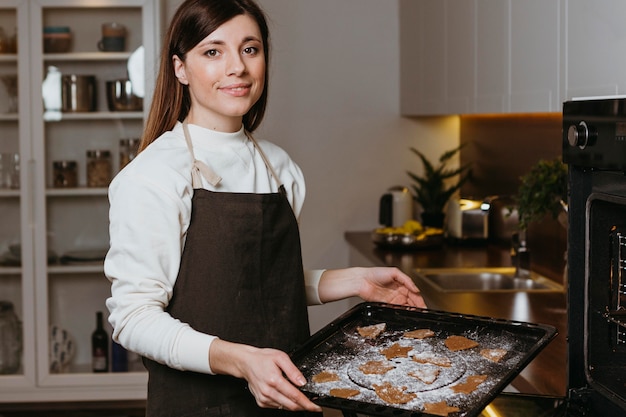Женщина, выпекающая печенье дома