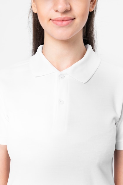 Foto gratuita donna in polo bianca di base abbigliamento studio fotografico
