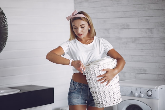 Foto gratuita donna in un bagno vicino a lavaggio mashine