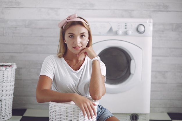 Foto gratuita donna in un bagno vicino a lavaggio mashine