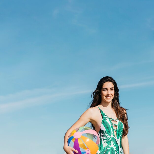 インフレータブルボールを持つビーチで女性