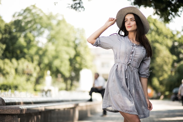 Occhiali da sole bella donna andare capelli di caffè