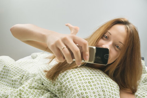 女性、ベッド、電話、ベッド