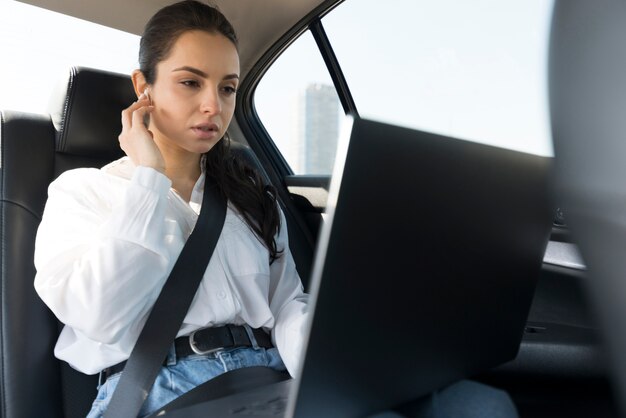 車の中で集中して働いている女性