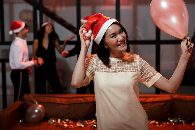 Женщина счастлива на вечеринке в канун нового года