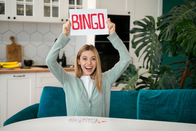 Foto gratuita la donna è appassionata di giocare a bingo