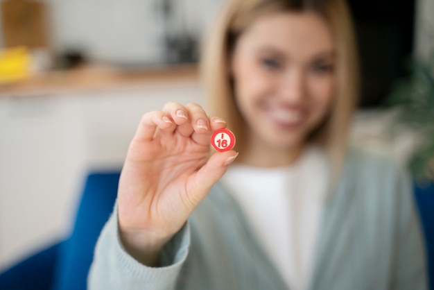 Foto gratuita la donna è appassionata di giocare a bingo