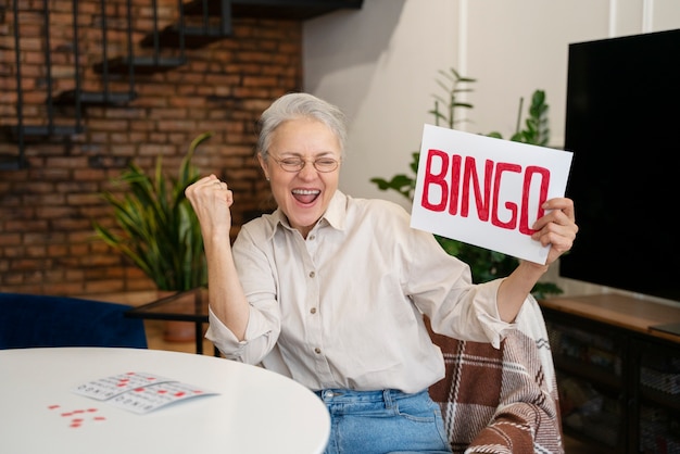 Foto gratuita la donna è appassionata di giocare a bingo