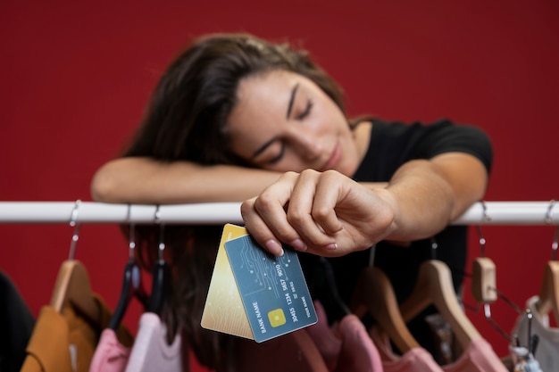 ショッピングの後疲れている女性