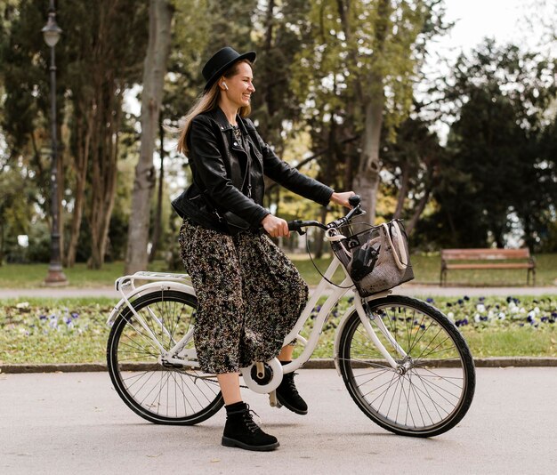 公園で女性と自転車