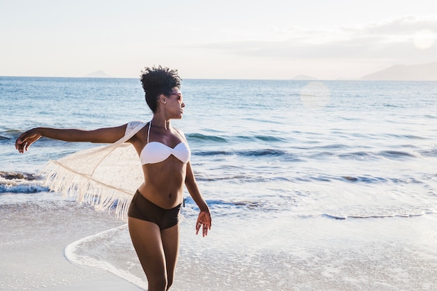 Foto gratuita donna in bikini in spiaggia