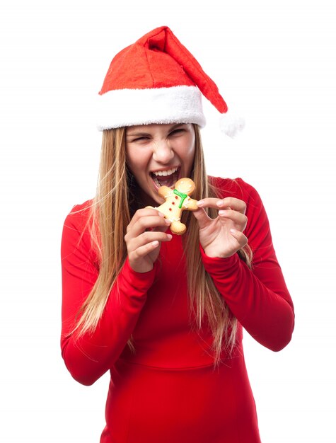 Женщина кусает печенье