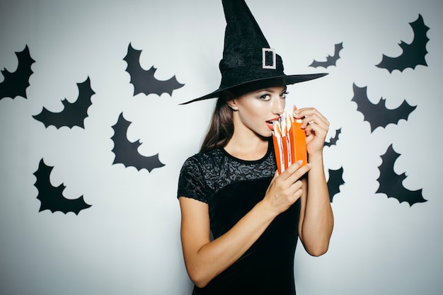 ハロウィーンパーティーで食べ物を食っている女性