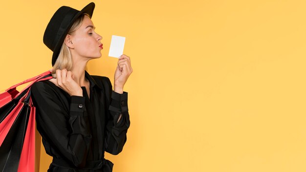 ジェスチャーコピースペースをキスブラックフライデーセールの女性