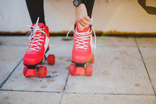 Donna in gambali neri che mette su rollerskates