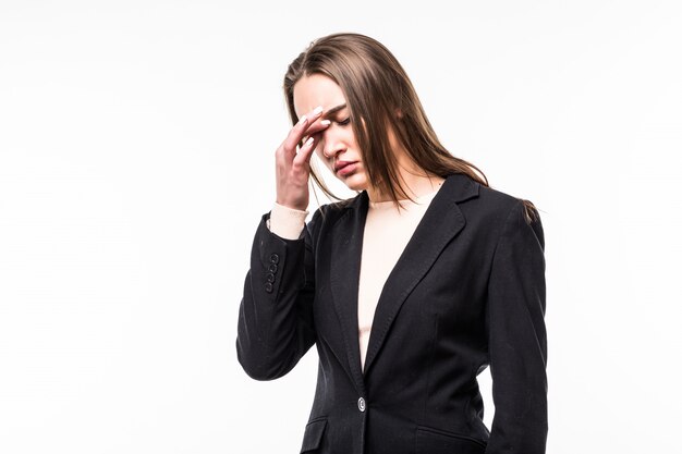 Женщина в черном люксе страдает головной болью, изолированной на белом