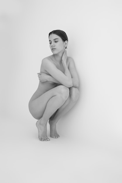 Foto gratuita colpo pieno di nudità in bianco e nero della donna