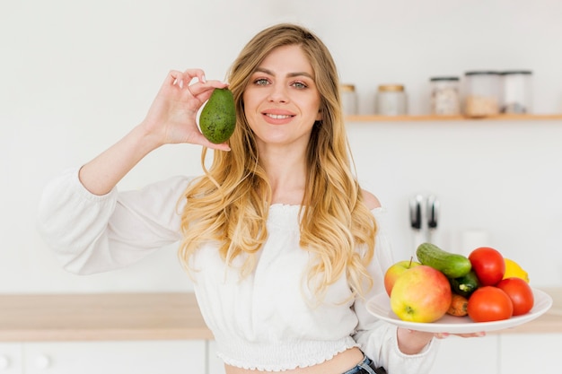 Foto gratuita blogger della donna che tiene avocado