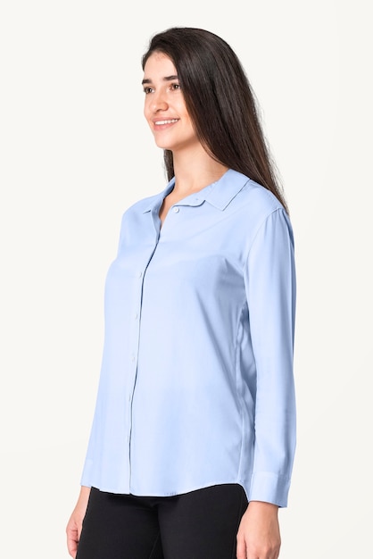 Женщина в синей рубашке и брюках с дизайном космической повседневной одежды