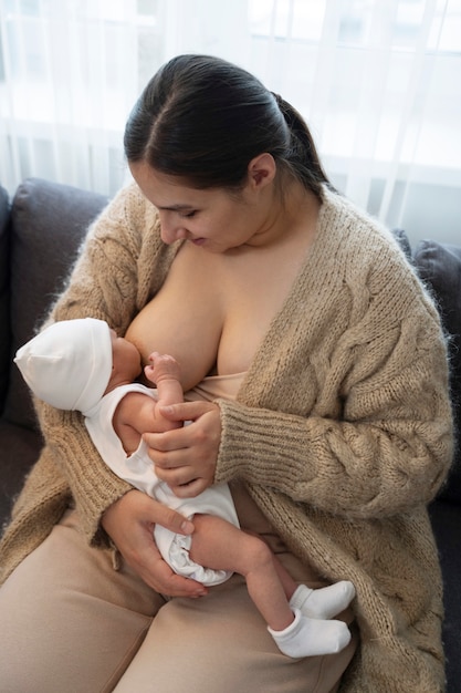 그녀의 아이에게 모유 수유하는 여성